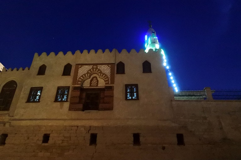 ラムセス2世の中庭に立つモスク。今も使われているが、かつての入口は形だけ。