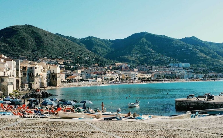 各地6月からオープンするLIDO（リード）と呼ばれるイタリアの海の家。近隣のドイツやフランスをはじめ、多くの言語が飛び交います。夏は、海や山をこよなく愛するイタリア人が一年で最もキラキラと輝いている時期。仕事の商談や言いにくい事を伝える時期としても非常におすすめ！