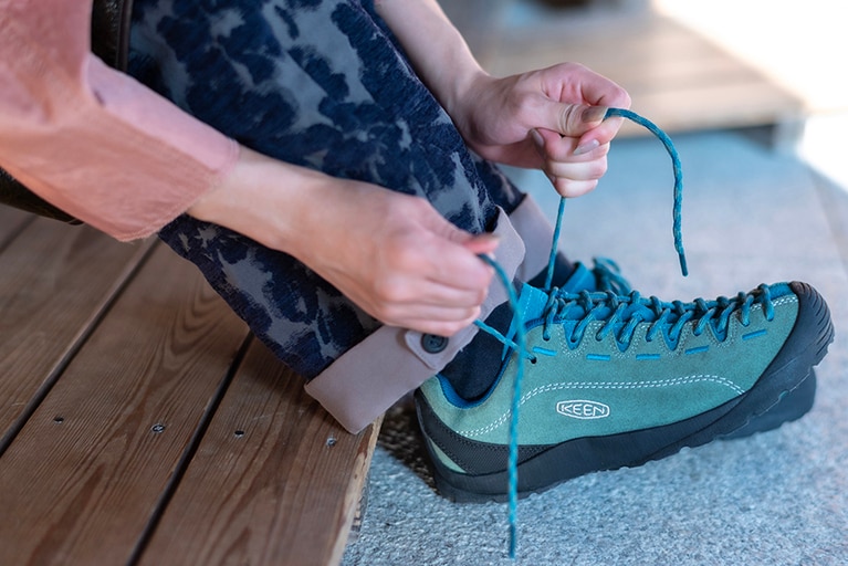 つま先まで続くシューレース。シューレースの調整で自分好みのホールド感を味わえるのも魅力。アッパーに使用しているレザーには、環境に配慮した皮のなめし加工をおこなう環境認証団体LWG(レザーワーキンググループ)認定レザーを採用しています。化学物質や廃棄物の管理、エネルギー消費、二酸化炭素排出などの低減にもつながり地球にも優しい。