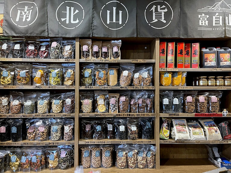 棚にはドライフルーツやナッツ類、黒豆などがずらりと並んでいます。