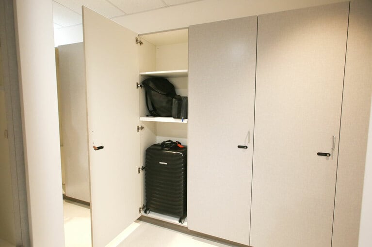 1日5ドルで、スーツケースが収納できる大型ロッカーが利用できます。写真提供：ファーストキャビン インターナショナル ハワイ。