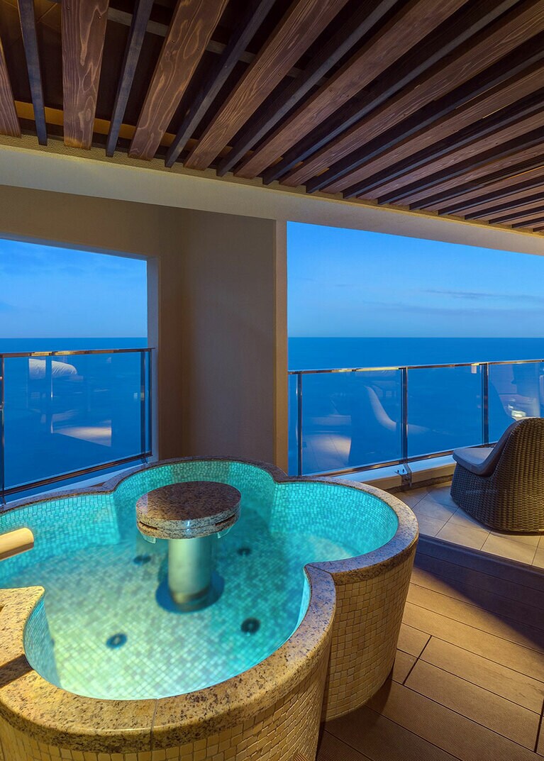 露天風呂付きのデラックスコーナースイート”海音”。