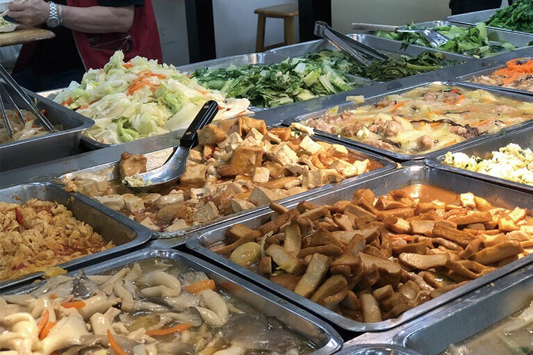 ホテルなどではビュッフェ形式の食事提供を停止。街の食堂も衛生管理に留意。