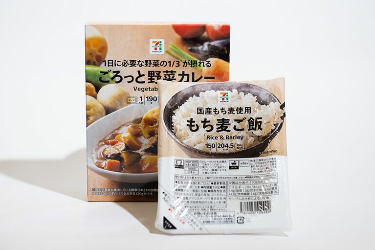 セブンプレミアム ごろっと野菜カレー(190g) 192円、もち麦ごはん(150g) 149円／セブンプレミアム
