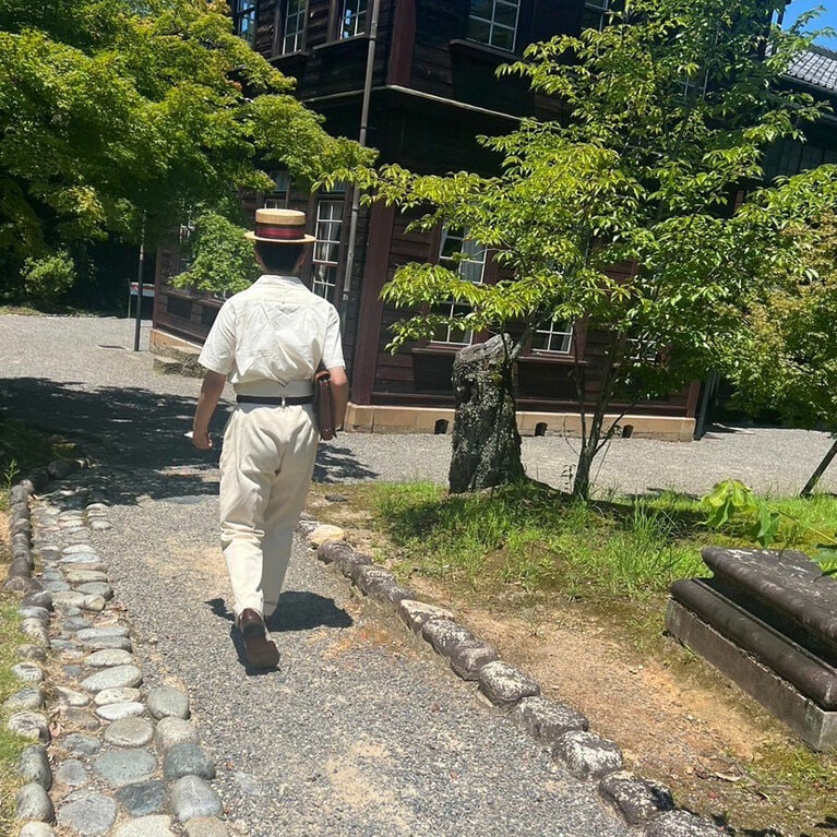 愛知県にある「博物館明治村」を訪れるかねひさ氏。