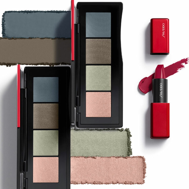 アイシャドウとリップは、アリーナ・ザギトワ選手コラボレーション限定品の、エッセンシャリスト アイパレット 80 Fire Street Shadow(4,000円／写真左)と、モダンマット パウダーリップスティック 580 Alina Red(3,600円／写真右)を使用。この2つのアイテムは、2020年1月1日(水）から、世界各国で順次数量限定発売される。