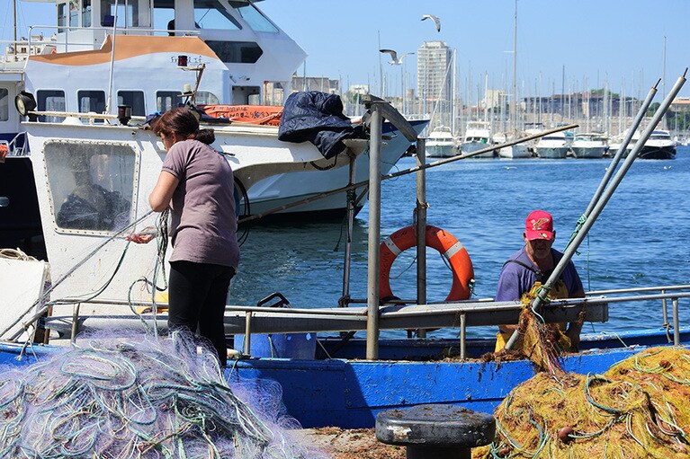 魚売りスタンドのすぐ後ろに漁船を付け、水揚げや漁の後片付けを行っています。