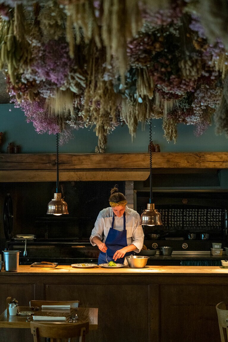 「オクターヴ」のキッチン。天井にドライフラワーを吊るし、温かみのある空間に。