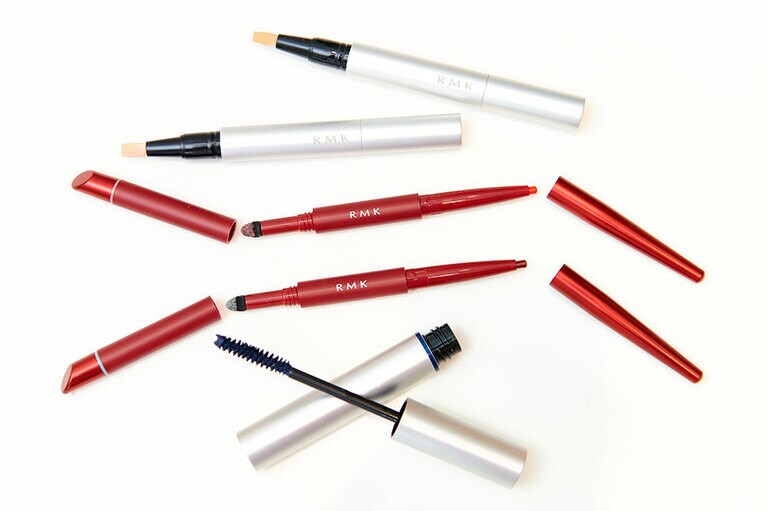 今回使用したコンシーラーとアイシャドウ。上から、「ルミナス ペンブラッシュコンシーラー 05」と、ハイライトとして使った01。アイシャドウが「キセルWライナー 02(モーヴ)」と「キセルWライナー01(ミント)」(数量限定発売)。一番下が、「マットマスカラ N 03(ネイビー)」。