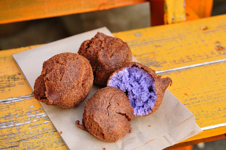 “紅芋ぱんびん(サーターアンダギー)” 1個 100円。