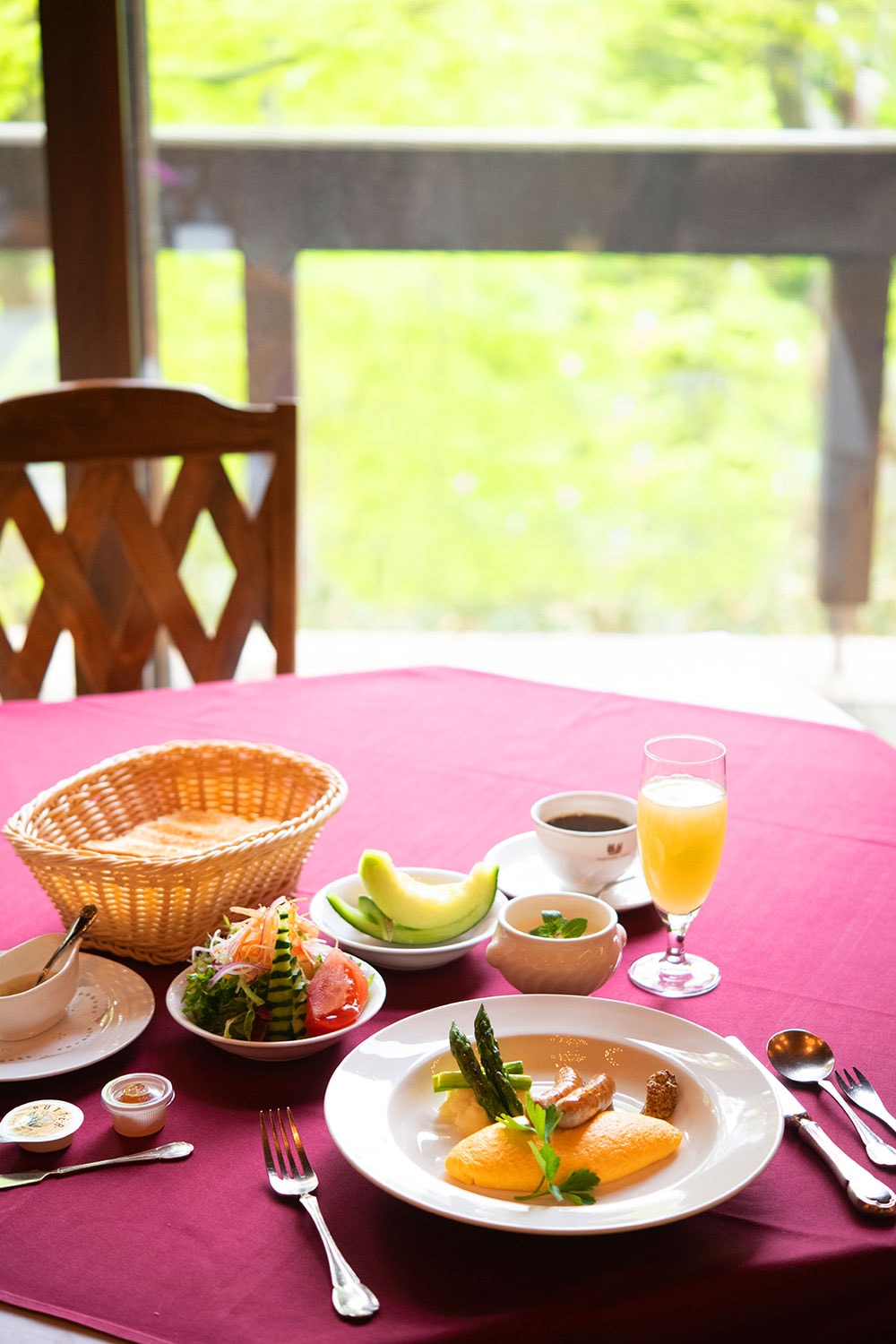 洋朝食では完熟りんごジュースや岩手県の三谷牧場の“金のヨーグルト”など、北東北の恵みを味わうことができる。