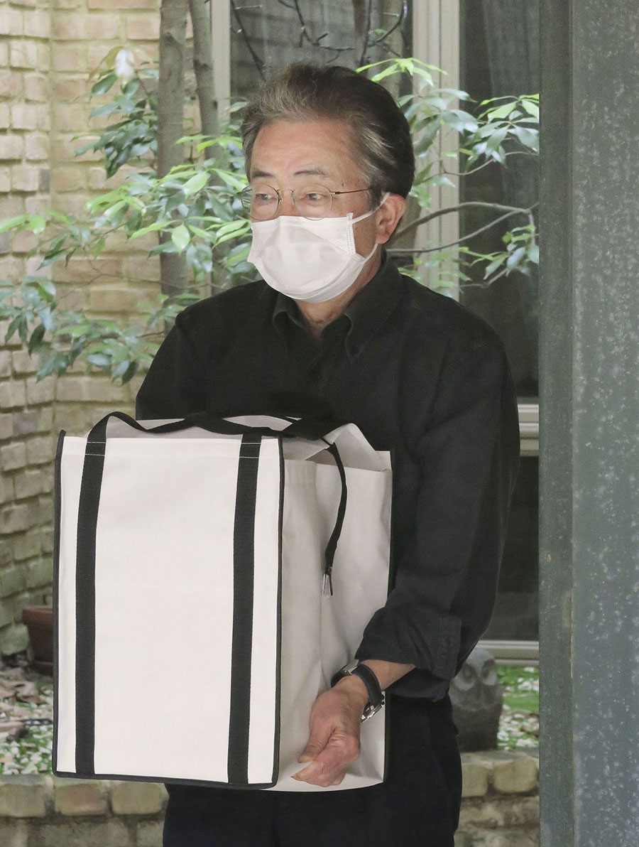 亡くなった岡江久美子さんの遺骨を抱える夫の大和田獏さん(4月24日) ©共同通信社