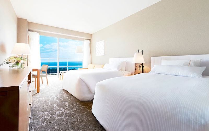 淡路島の豊かな緑に包まれたウェスティンホテル淡路は、すべての洋室にバルコニーを備え、どこまでも青く澄んだ空と海、そして豊かな自然が織りなす大パノラマを満喫できるリゾートホテル。