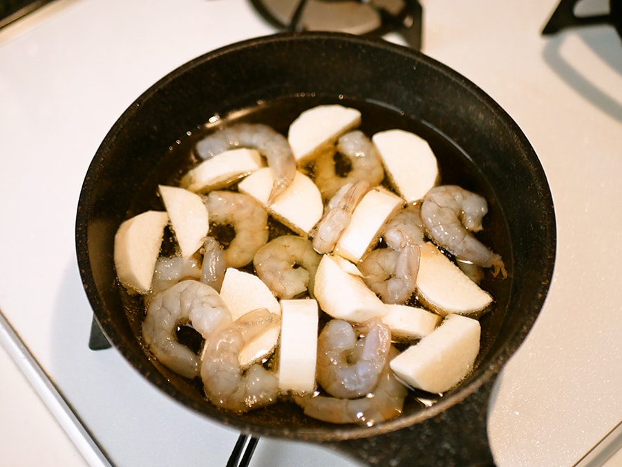 長芋がばらけるように、えび、にんにくを入れる。