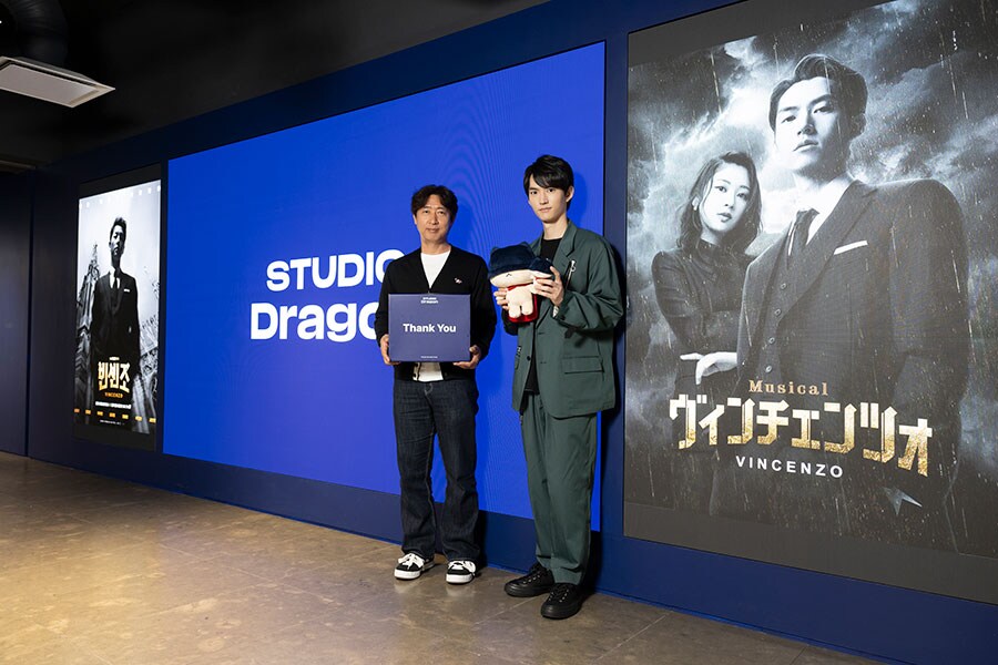 対談後には、スタジオドラゴンから限定グッズのプレゼントも。和田さんが手にしているのはオフィシャルキャラクターのDearRO。