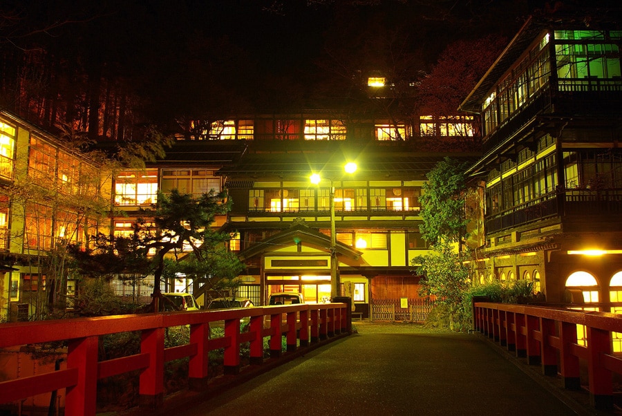 元禄年間に建てられ、現存する日本最古の木造湯宿建築といわれる「本館」。