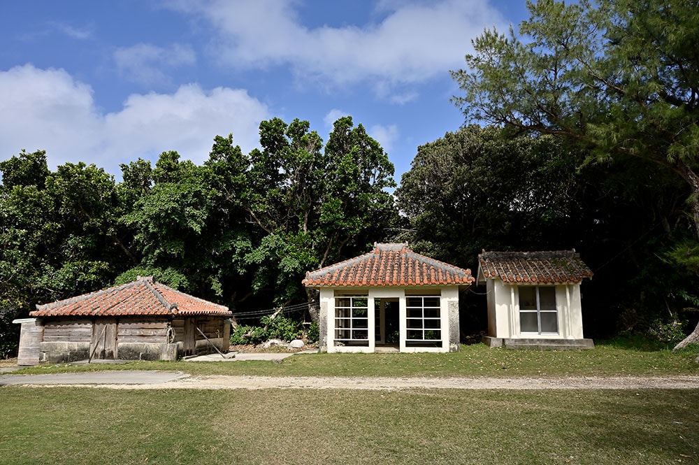 12年に一度の午の年に行われた島の祭事「イザイホー」など、村落の主な祭祀を行う御殿庭(ウドゥンミャー)。左の小屋は、イラブーを燻製にする建物。