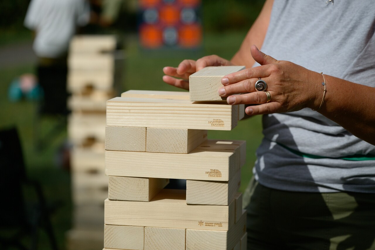 知床の間伐材を使ったバランスブロックで遊べるコーナーもあり、大人から子どもまで大盛り上がり。