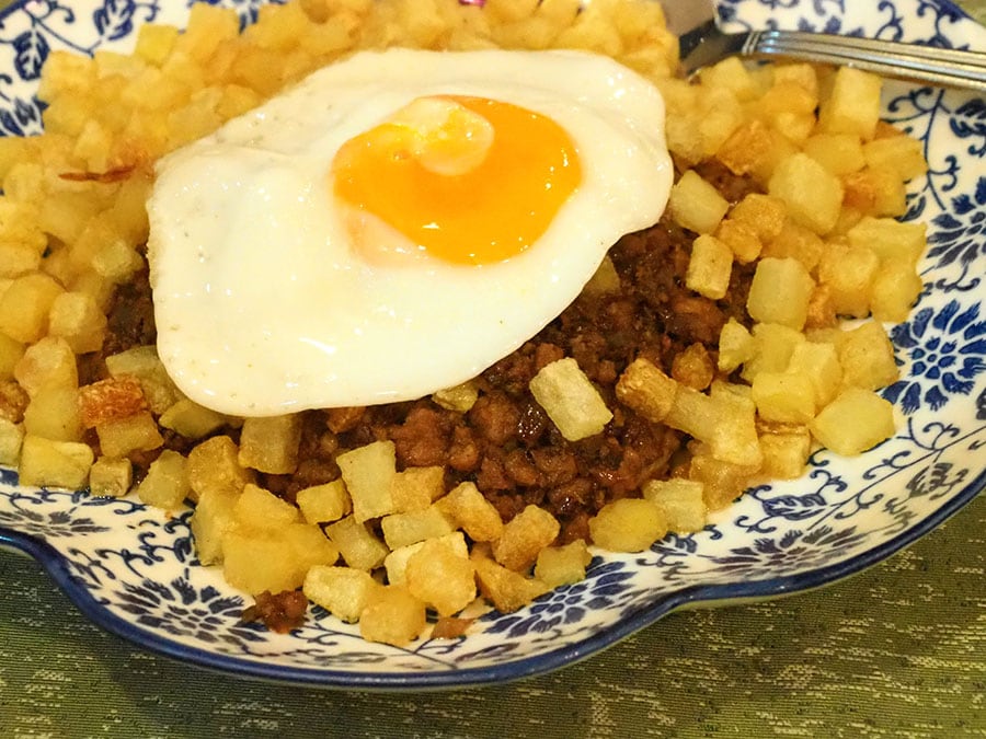 「免治猪肉（ミンチチューヨッ）」（豚肉のそぼろ炒め）118マカオパカタ。日本の洋食、に近い感覚の豚肉のそぼろ炒め、だがしっかり洋風の味つけ。