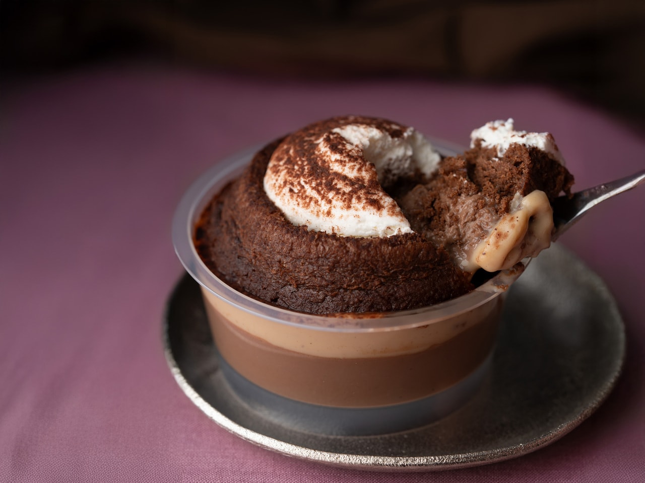 成城石井自家製 マロンソース仕上げのガトーショコラのせプリン 1個539円。