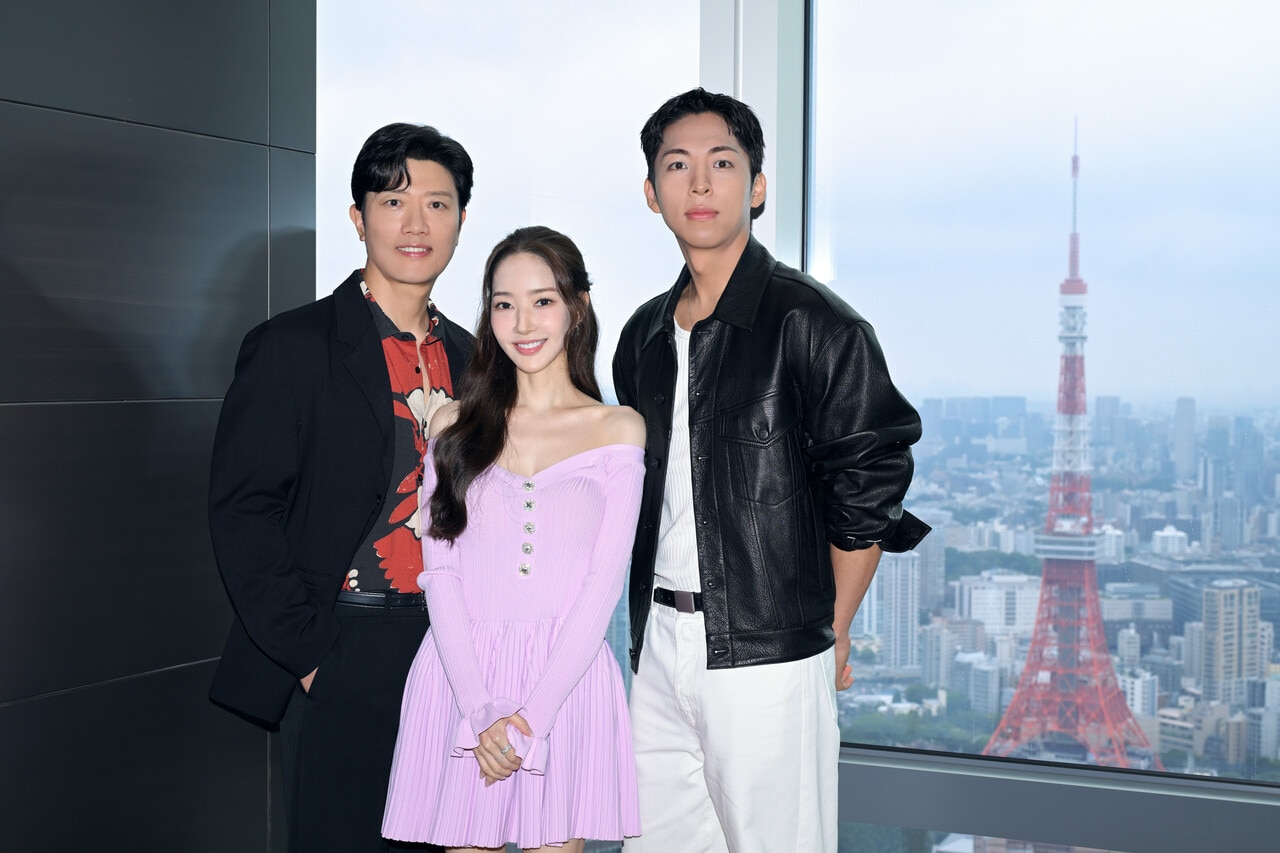 パク・ヒスンさん、パク・ミニョンさん、チュ・ジョンヒョクさん。『コンフィデンスマンKR』Prime Videoで独占配信中© 2025 TME Group Co.,Ltd. All Rights Reserved.
