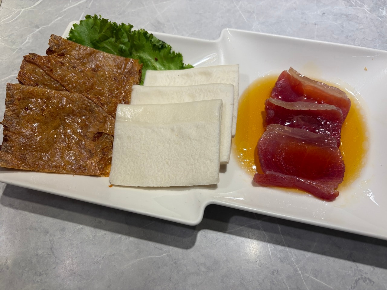 麻婆豆腐やゆで豚のニンニクソースがけなど、食欲をそそる四川料理がずらり。日本語メニューも用意されているので、注文しやすいのもうれしいポイントです。