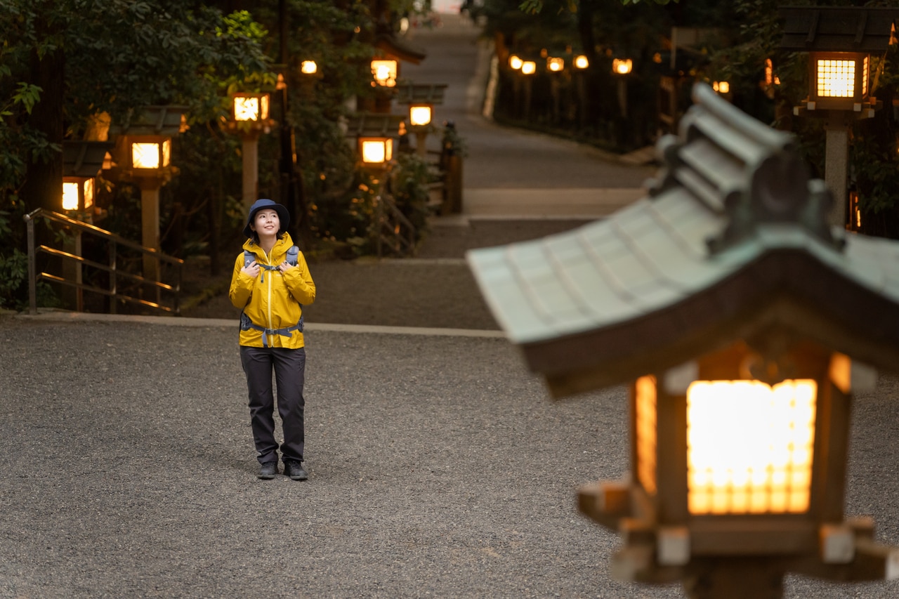 旅の終わりを告げるかのように、参道の灯籠が煌めき始めた。