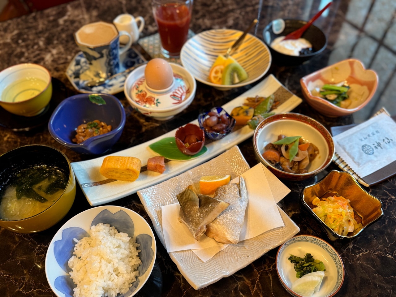 朝食は、焼き魚をメインに、納豆や生卵、味付け海苔といった定番もひと通り。煮物、お浸し、お新香など、どれも上品な味付け。宮崎県産のヒノヒカリのご飯を思わずお代わりしてしまったほどのおいしさだ。