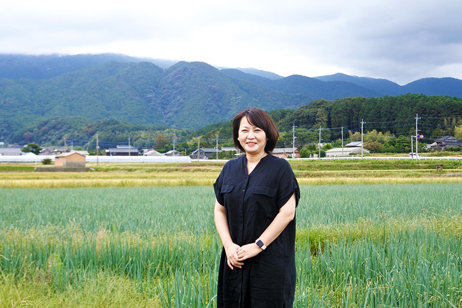 『知っとうかいな？ 糸島』編集長・弥冨明子さん。文・写真・イラストも担当。