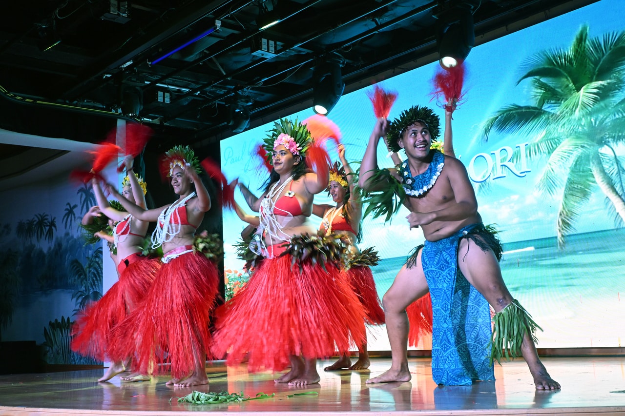 ローカルスタッフもステージを盛り上げます。