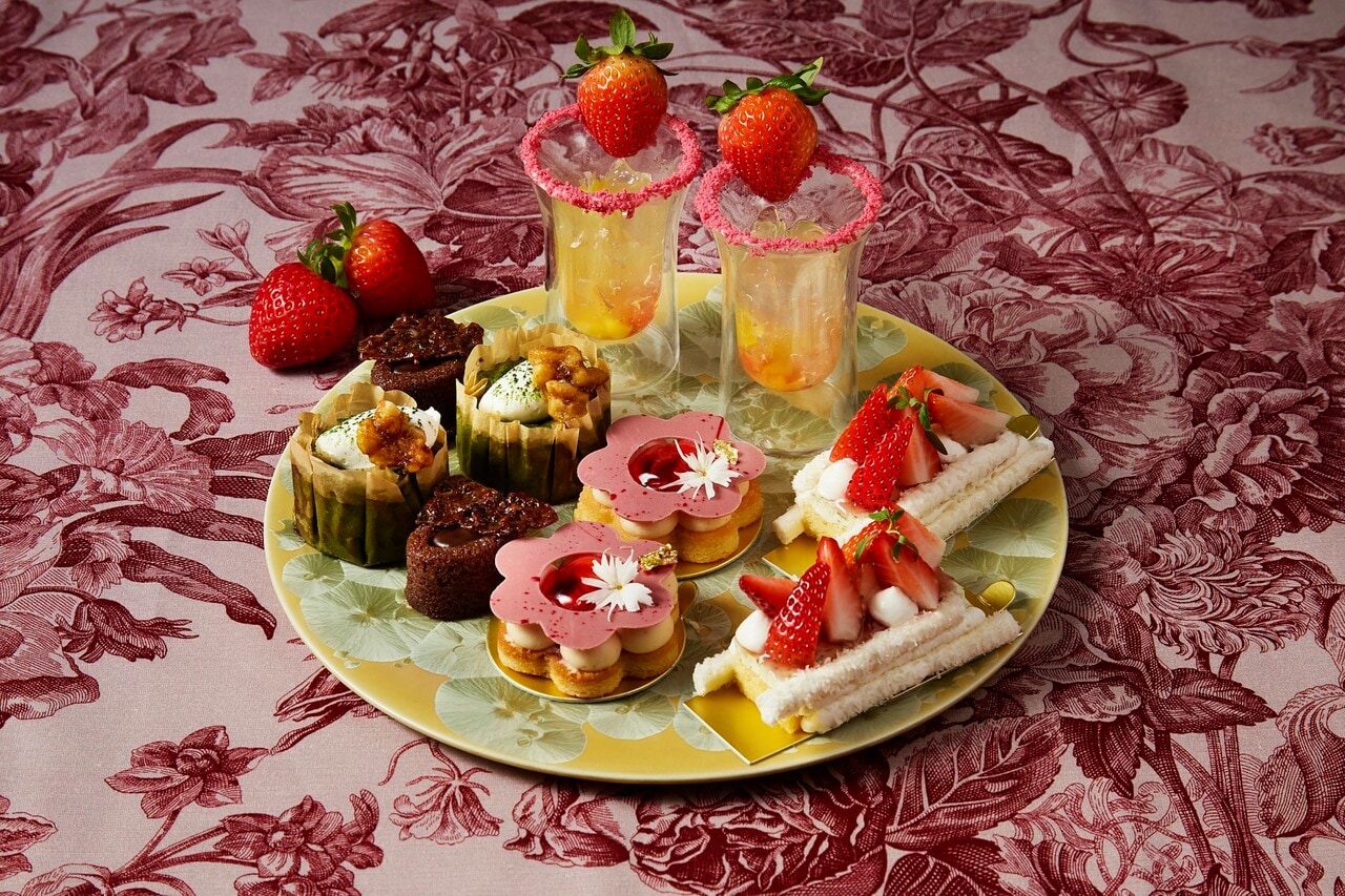 スイーツセクションの中でもイチオシは、フランスの伝統的な冷たいデザート“バシュラン”に、たっぷりのいちごをあしらった「いちごとヨーグルトバジルのバシュラン」。