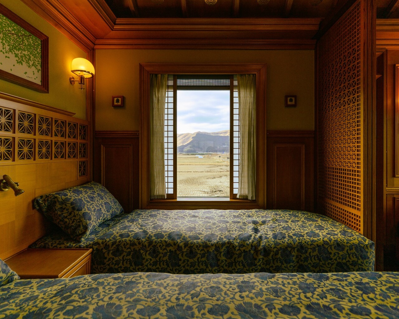 7号車に2室ある「DXスイート」タイプの客室には固定式のベッドが。贅沢な車窓を満喫できます。