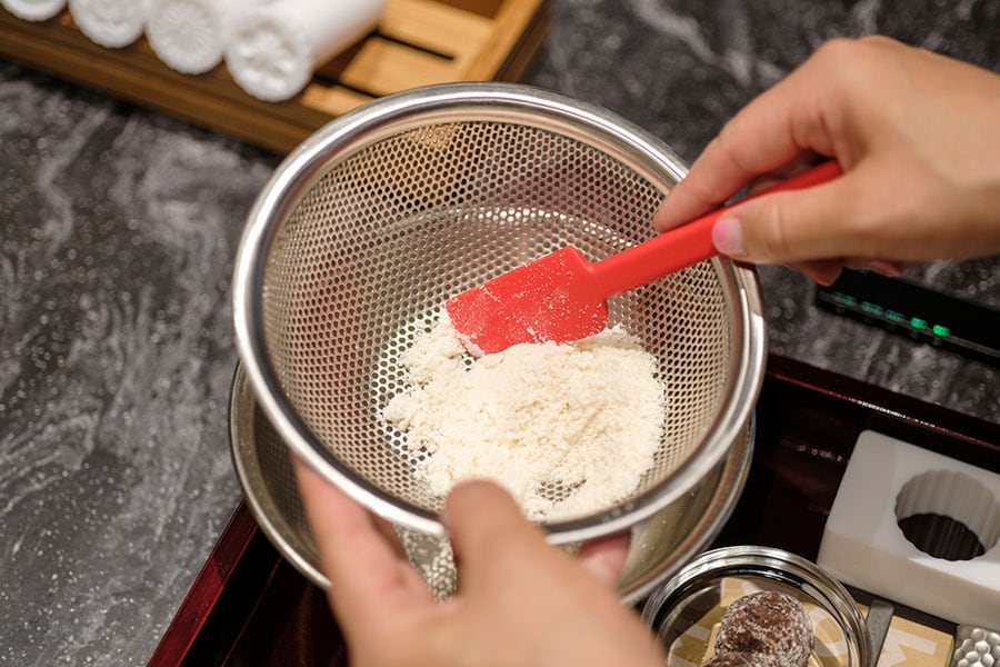 混ぜ合わせた材料をふるいにかけます。これで生地は完成。とっても簡単なので、子どもと一緒に体験するのも楽しそう。