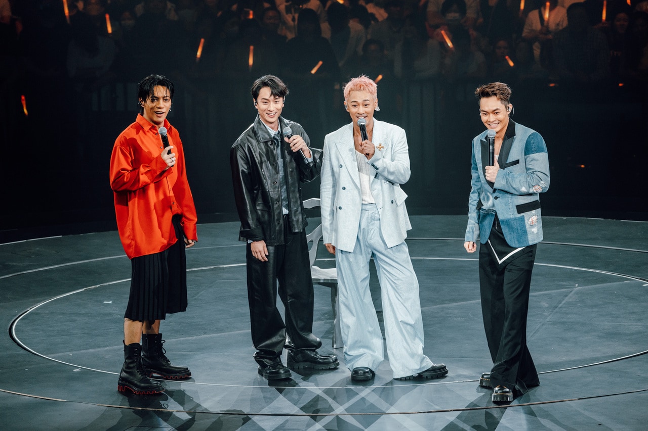 香港映画『トワイライト・ウォリアーズ　決戦！ 九龍城砦』で十二少（サップイーシウ）役を演じたトニー・ウーさん。ワールドツアー中のレイモンド・ラムさんのコンサートで「城寨四少」を演じたキャストたちと。