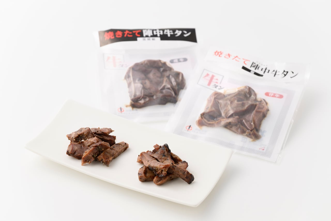 焼きたて陣中牛タン 各650円（30g）。左から：黒胡椒、しお。