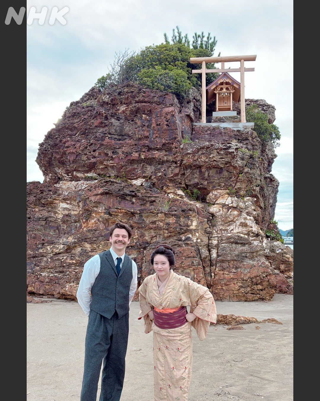 朝ドラ「ばけばけ」の場面写真。杵築でのヘブンとトキ。「ばけばけ」公式Xより。