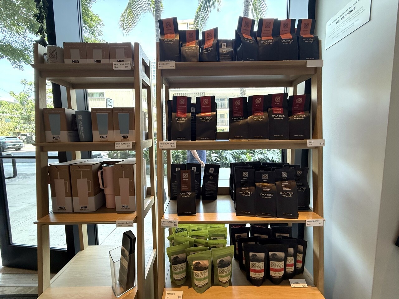 店内で販売されているコナコーヒー（35ドル～）。ダークロースト（8oz・35ドル）をはじめ、品種や焙煎度などから好みに合わせて選べます。