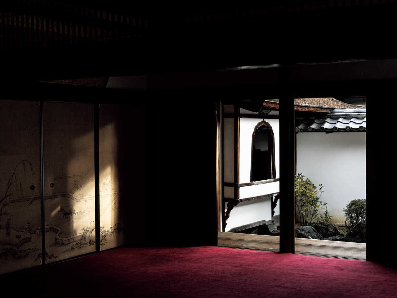 方丈の一角「礼の間」から「下の石庭」を望む。庭を隔てているのは渡り廊下の遺構「透渡殿」。