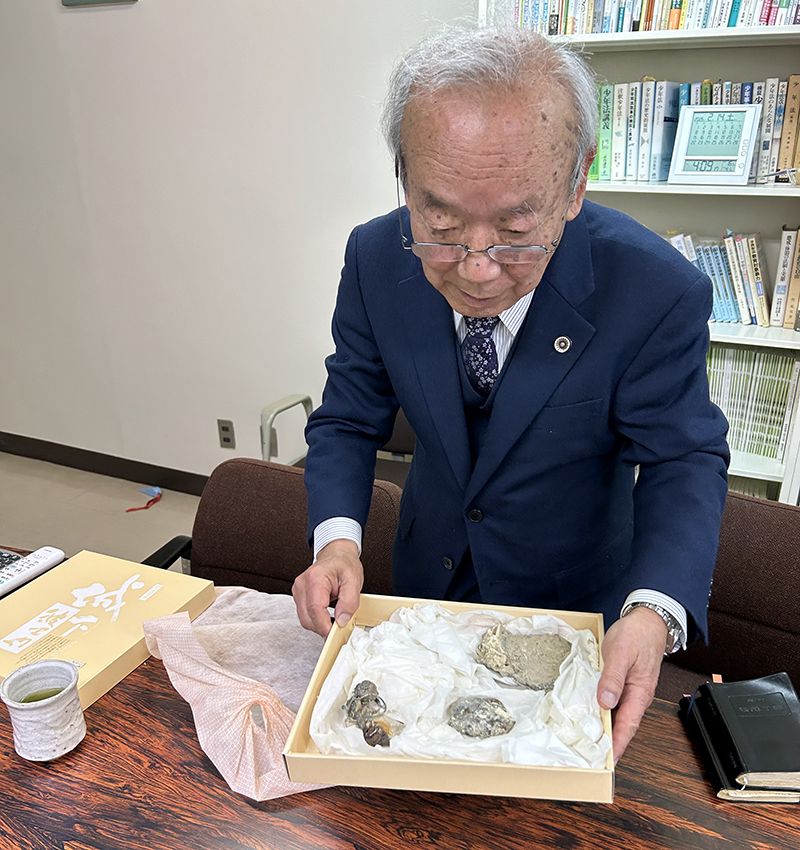 箱の中にはこぶし大の「塊」が見えた（著者提供）