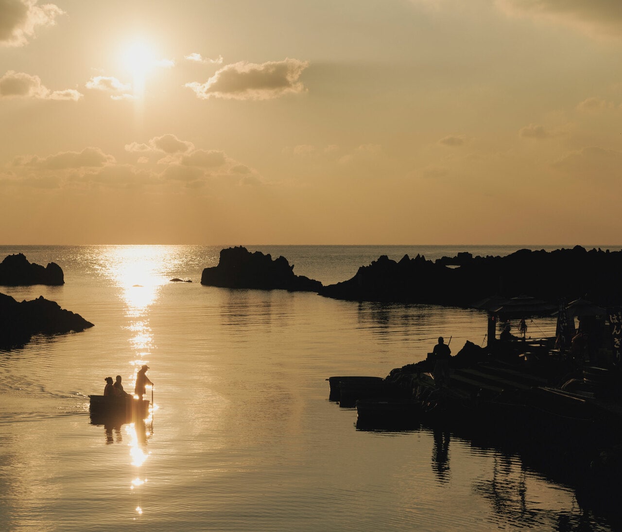 宿根木のはんぎりは3月下旬頃から11月下旬頃まで。黄金色の夕陽を眺めながらの夕景クルーズ。