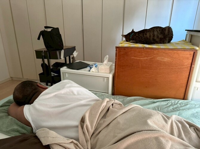 同じポーズでぐっすり。