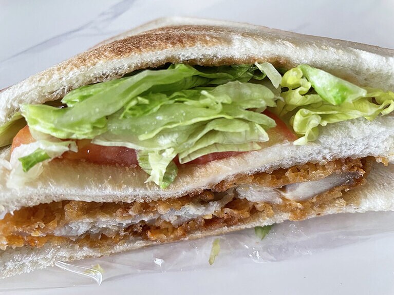 ほとんどのサンドイッチにレタスが入っているので、こぼれないように注意して！