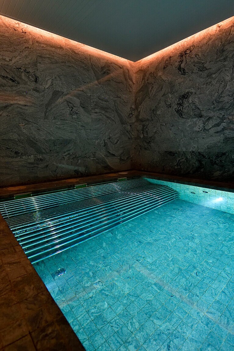 宿泊するゲストはトリートメントを受けなくても、スパ「アウリガ・ウェルネス」にあるバイタリティプールを利用可能。