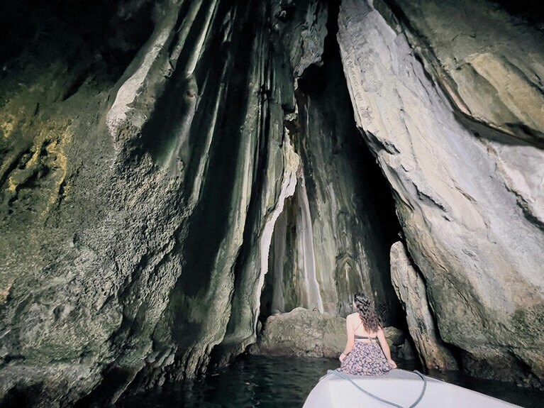 中に入るとカテドラルのような広い空間が現れる。通常はカヤックかスイミングで中に入るが、今回は撮影のため、特別にボートを使わせていただいた。