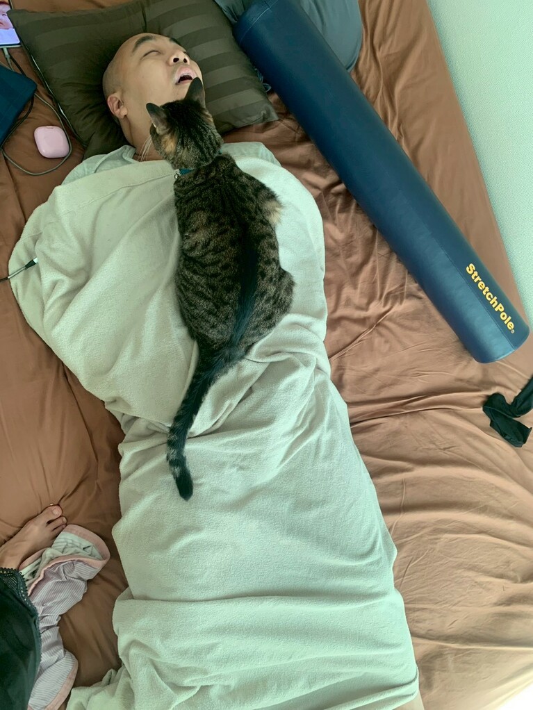 きしたかの・高野さんと愛猫・ごま吉。