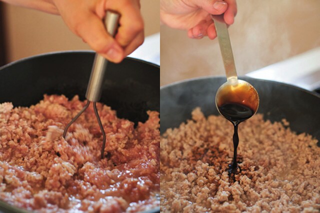 左：ひき肉をほぐしながら、火を通していく。マッシャーを使うとほぐしやすい。 右：肉に火が通ってポロポロになったら調味料を加え、味をからめて仕上げる。