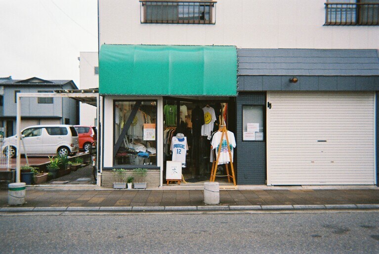 古着屋さんも。ちょこんとしているのが素敵。Tシャツがたくさんあった。