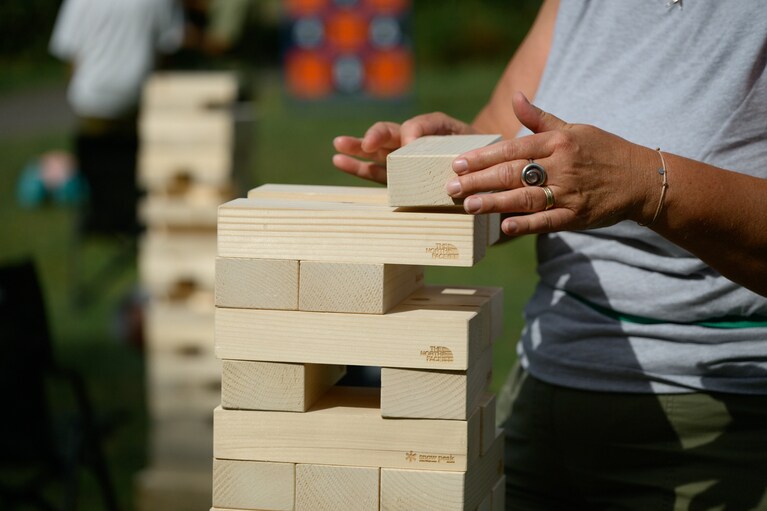 知床の間伐材を使ったバランスブロックで遊べるコーナーもあり、大人から子どもまで大盛り上がり。