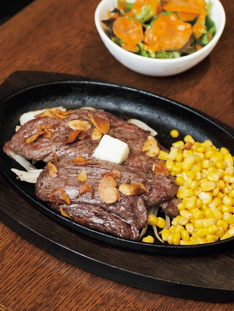 「ビーフステーキ」（300g35ドル）。ガーリックチップはかけ放題！