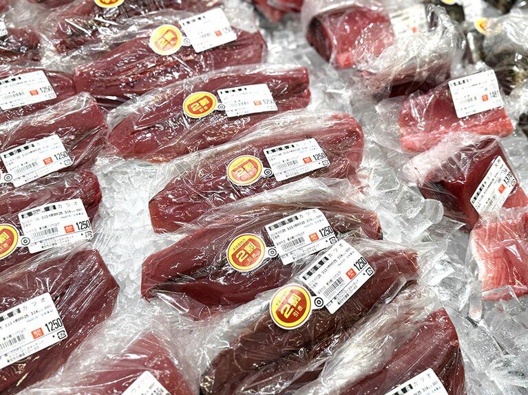 高知の人はやっぱりカツオ好き。サクはもちろん丸1尾でも買える。